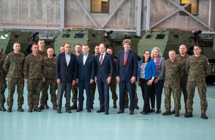 {Do Polski dotarły pierwsze egzemplarze amerykańskich HIMARS-ów.}