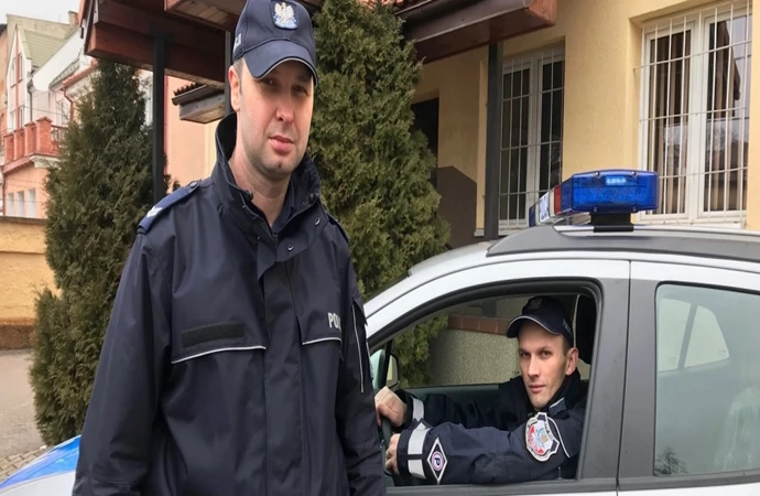 {Policjanci z Ełku zapobiegli wysadzeniu budynku przez mężczyznę, który odkręcił zawory butli gazowej.}